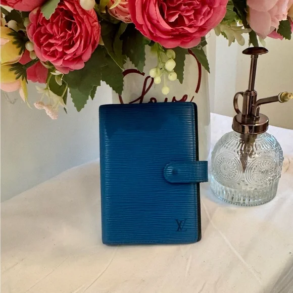 Louis Vuitton Vibrant Blue Epi Agenda - Picture 1 of 11
